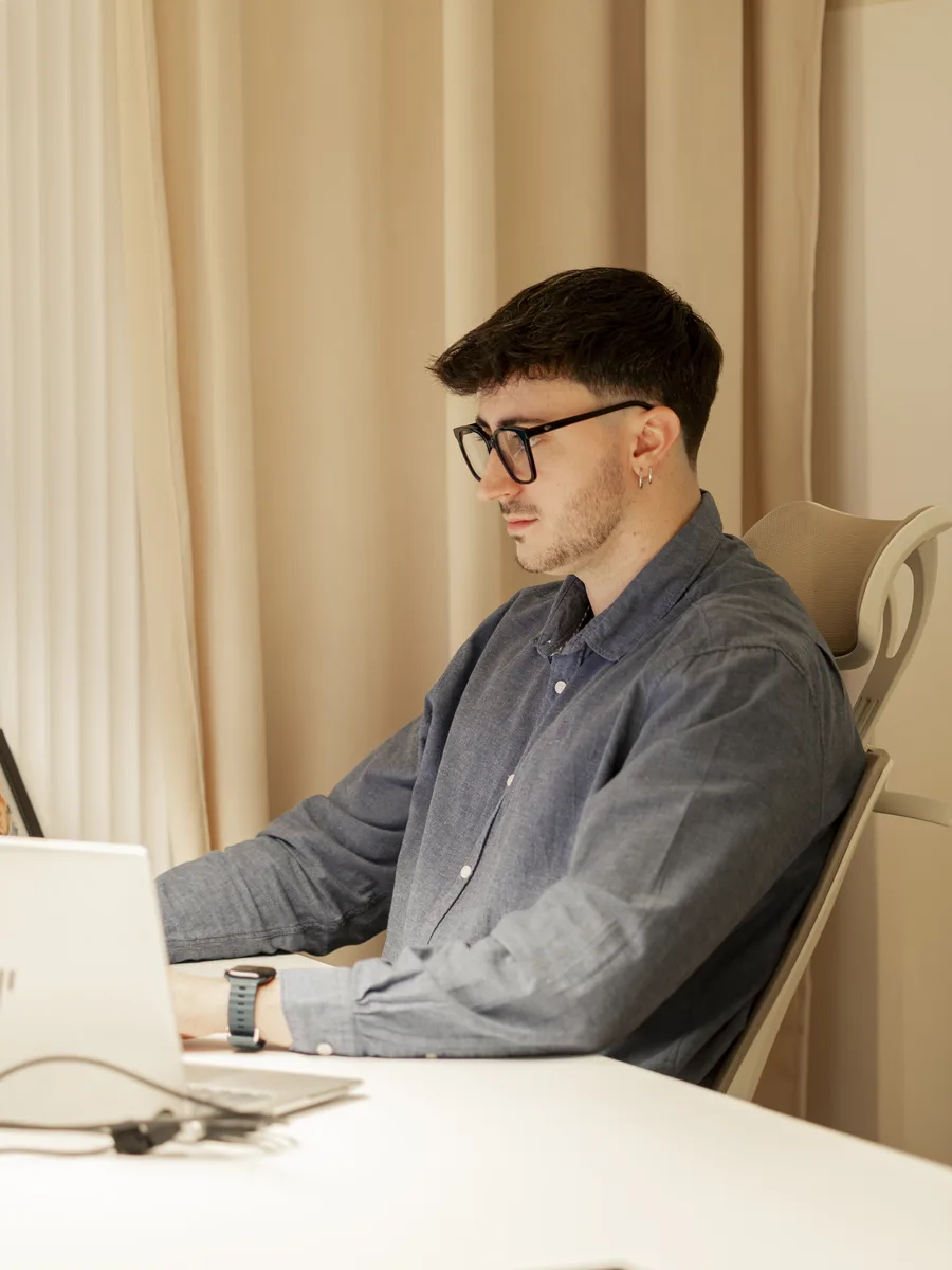 Eric, director de tecnología de Kowiik, trabajando en su ordenador