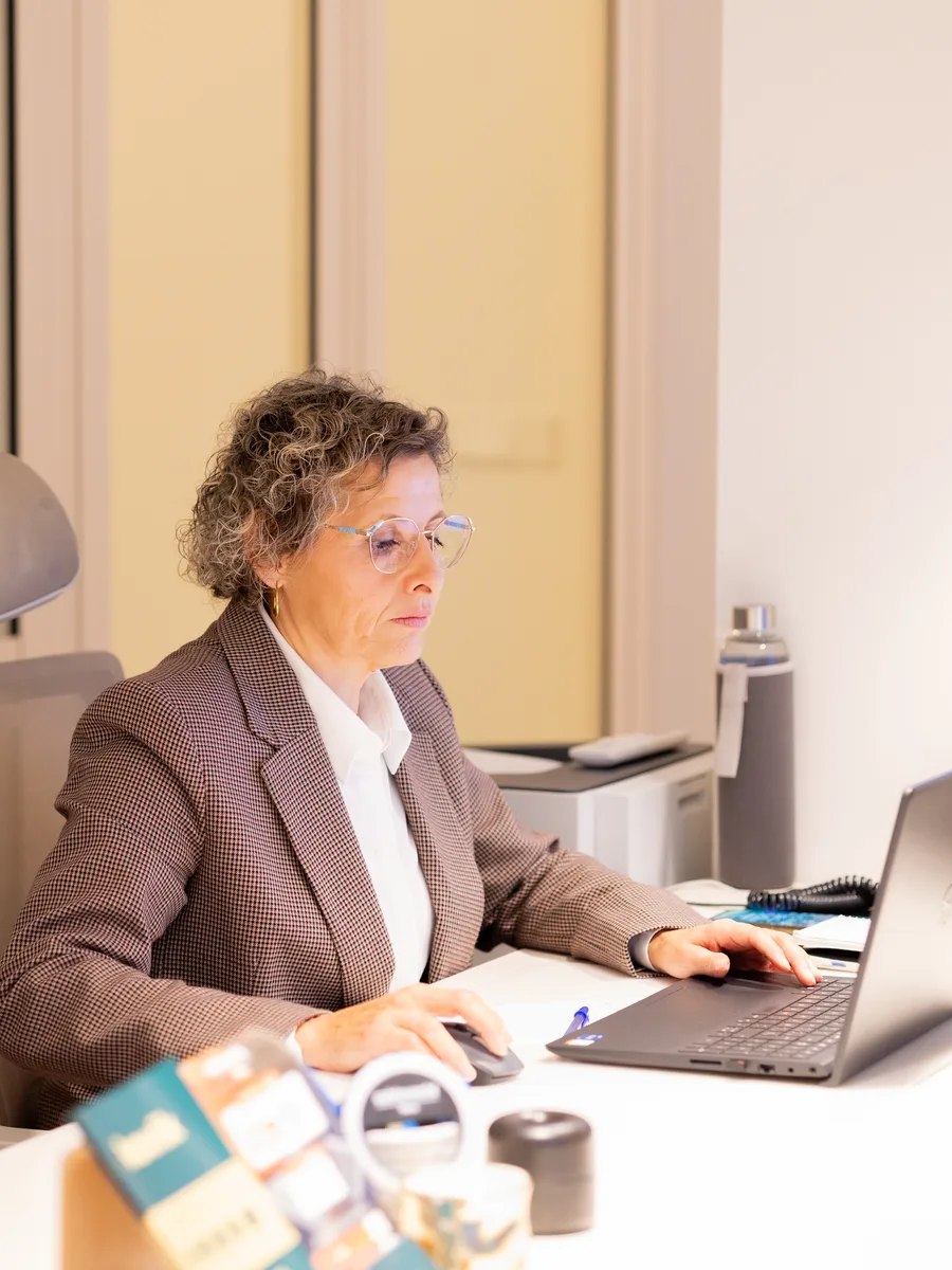 Paqui, de back office, revisa la documentación de un cliente en su ordenador