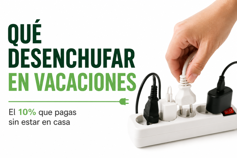 Qué desenchufar en vacaciones: mano desconectando una regleta de enchufes antes de viajar