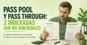 Pass pool y pass through: empresario comparando dos facturas de tarifa indexada de electricidad